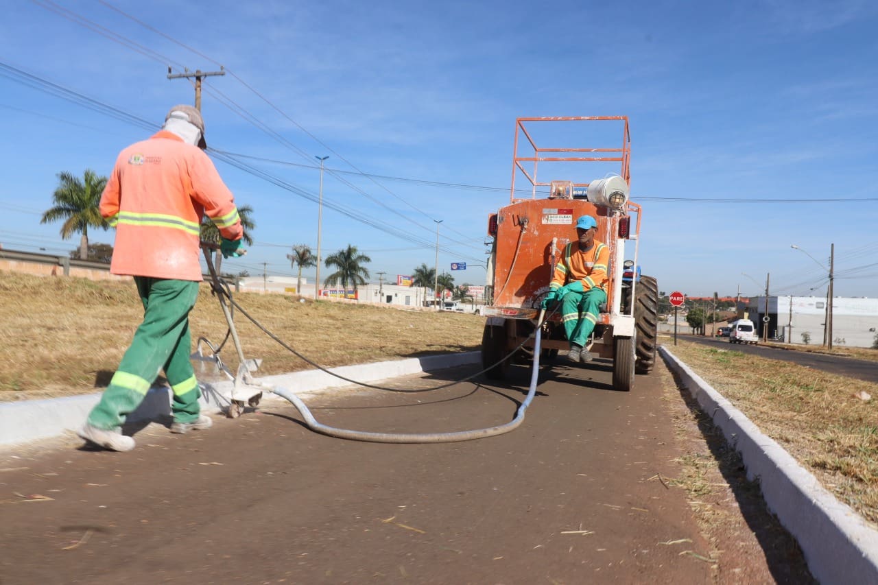 Prefeitura de Goiânia faz limpeza no trecho urbano da pista de pedestre da Rodovia dos Romeiros