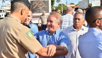 Prefeito de Aparecida de Goiânia, Vilmar Mariano, cumprimenta militar na frente de serviços (foto Rodrigo Estrela)