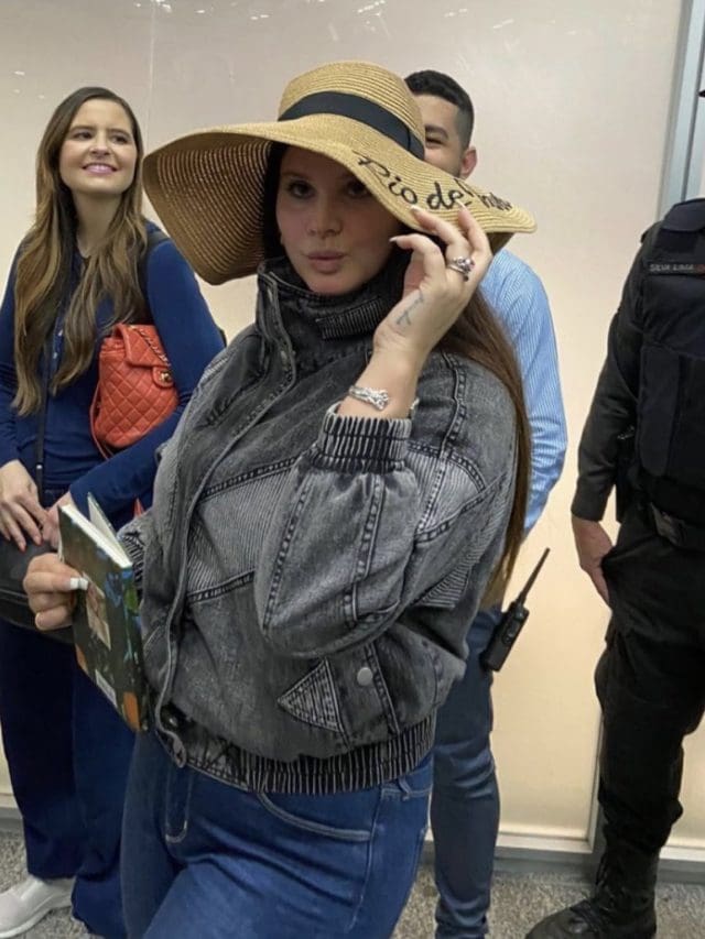 Lana Del Rey é flagrada pelo Rio de Janeiro e atende fãs com simpatia