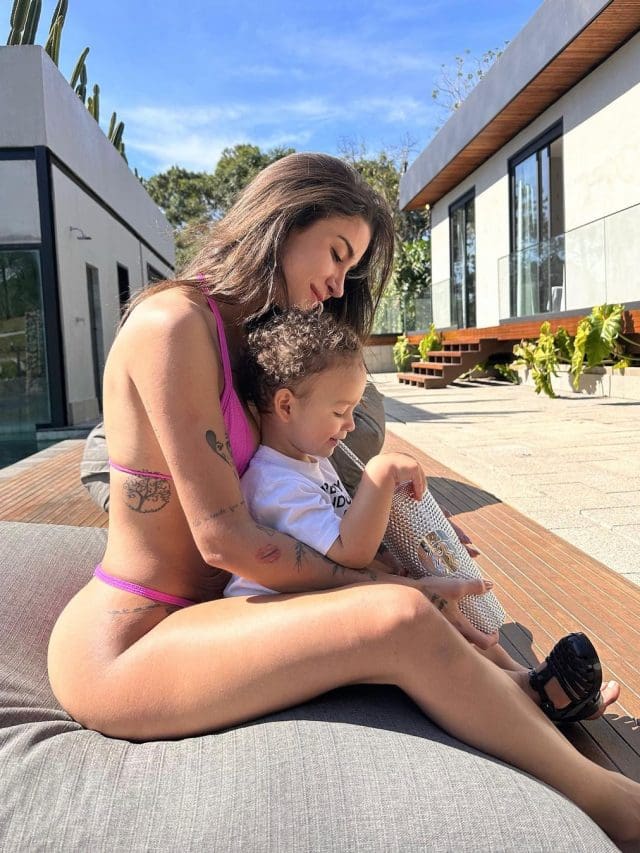Boca Rosa aparece de biquíni fio dental no Instagram