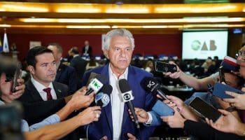 Governador de Goiás, Ronaldo Caiado, dá entrevista antes de reunião com entidades representativas de categorias profissionais na sede da OAB-GO