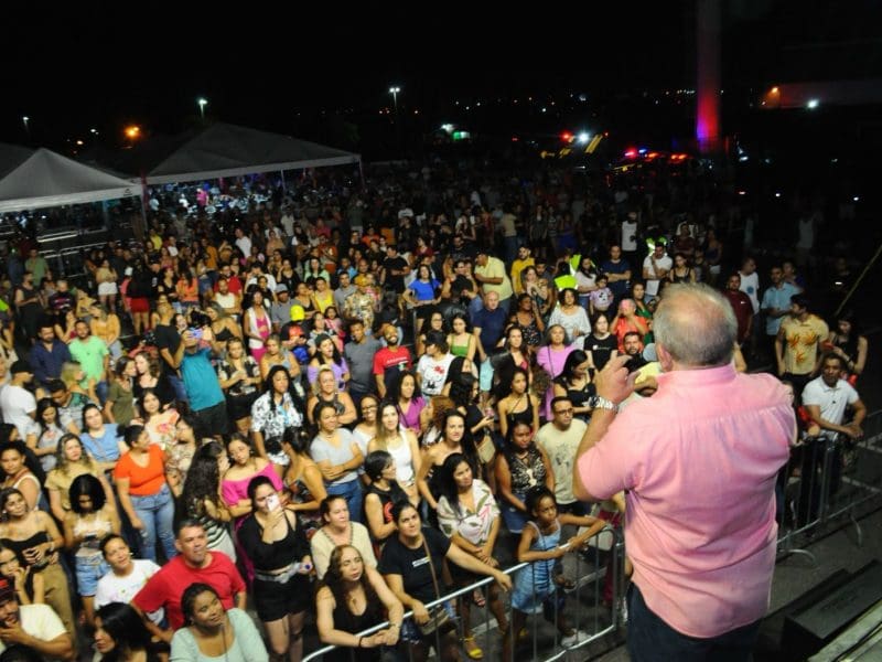 Circuito Gastrô movimento a cidade de Aparecida de Goiânia com shows ao vivo e gratuito O grupo de forró Falamansa foi a grande atração do evento que teve o apoio da Secretaria de Cultura da cidade e abriu espaço para músicos locais Os moradores de Aparecida de Goiânia receberam na noite deste sábado, 16, a primeira edição do Circuito Gastrô. O evento celebrou a cultura e a culinária do município em um único lugar. A noite foi conduzida por bandas e cantores de Aparecida, que misturaram estilos do pop, rock, sertanejo e pagode. O evento foi coroado ainda com a apresentação do grupo de forró Falamansa, que subiu ao palco para uma multidão de fãs que participavam do Circuito e cantaram juntos seus grandes sucessos. Na parte da gastronomia, foram mais de 20 restaurantes explorando os sabores goianos nas suas mais variadas formas. O Circuito busca incentivar os restaurantes e trazer para o público um novo olhar sobre a comida tradicional. O Prefeito de Aparecida Vilmar Mariano participou do evento e agradeceu a população que prestigiou o Circuito. “Uma noite maravilhosa para Aparecida, que une a valorização da cultura da nossa cidade com boa comida. Para fechar com chave de ouro, uma banda de renome nacional na nossa cidade. Isso é maravilhoso”, afirmou. Como parte da programação do Natal Luz Aparecida, o Circuito busca fortalecer a identidade do município nesta época do ano. Realizado na Cidade Administrativa Maguito Vilela, a população pôde aproveitar de shows e comidas típicas e contemplar as luzes natalinas que embelezam a praça neste final de ano. Para o secretário de Cultura de Aparecida, Marcos Alcantra, essa foi a primeira de muitas edições. “A gente vê que a população gostou da novidade e veio aproveitar essa noite tão especial. O evento já é um sucesso e esperamos que seja assim ano após ano”, pontuou. De acordo com Cynthia Bretas, representante da CIA de Negócios e do Idheias Brasil, organizadores do Circuito Gastrô, o circuito foi aprovado pelo Governo do Estado por meio da Lei Goyazes de incentivo e que contempla também outros quatro municípios, como Goiânia, Pirenópolis, Cidade Ocidental, e Trindade.