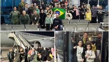 Grupo de repatriados na saída do Aeroporto do Cairo, no Egito, e na entrada para o KC-30, da FAB. Desde outubro, um total de 1.525 resgatados da zona de conflito no Oriente Médio. Fotos: Arquivo pessoal / Divulgação