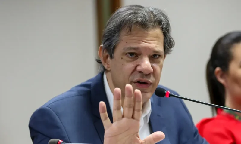 O ministro da Fazenda, Fernando Haddad, afirmou que a reoneração dos combustíveis, a partir de 1º de janeiro, não deve encarecer o preço que os consumidores pagam pelo litro do diesel nos postos de abastecimento.