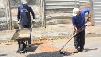 Nesta quarta-feira, 3 , Seinfra realizou Operação Tapa-buraco , entre outros bairros, no Mont Serrat e Jardim Nova Era (Foto: Brunno Moreira)