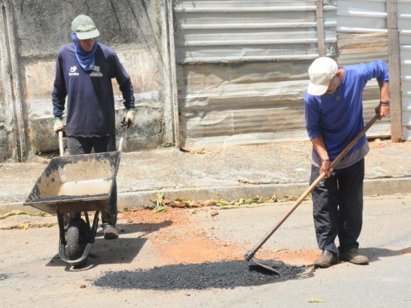 Nesta quarta-feira, 3 , Seinfra realizou Operação Tapa-buraco , entre outros bairros, no Mont Serrat e Jardim Nova Era (Foto: Brunno Moreira)