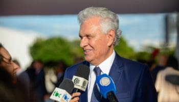 Governador Ronaldo Caiado durante posse do novo ministro do Supremo Tribunal Federal (STF), Flávio Dino, em Brasília