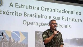 Corone Bernardo Correira fala em evento do Exército