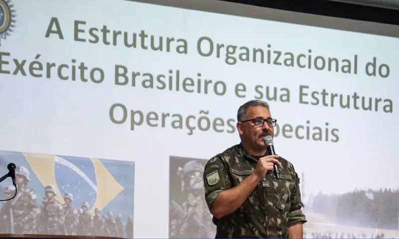 Corone Bernardo Correira fala em evento do Exército