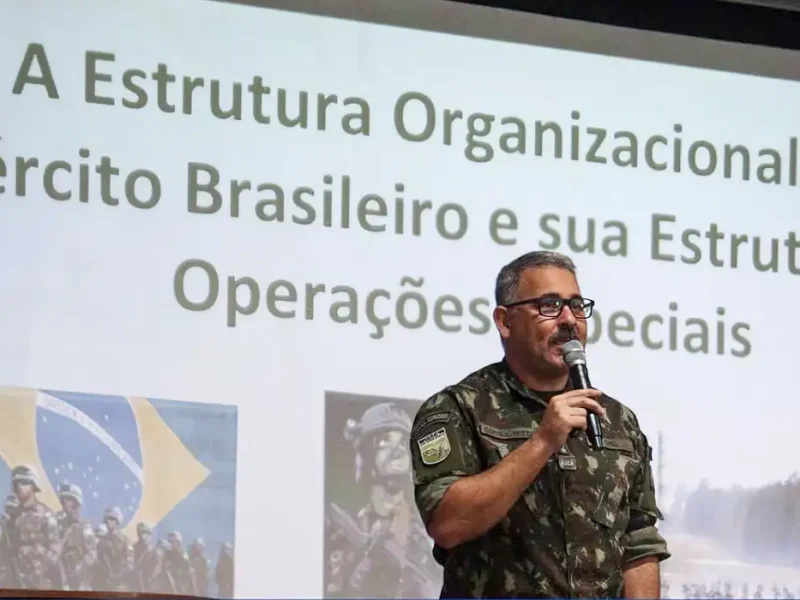 Corone Bernardo Correira fala em evento do Exército