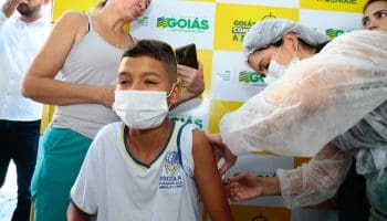 Para receber a Qdenga, vacina contra a dengue, as crianças de 10 e 11 anos devem apresentar documentos pessoais (RG ou Certidão de Nascimento e CPF ou Cartão SUS) e o cartão de vacinação, além de estarem acompanhadas de um responsável maior de idade.