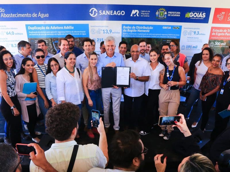 Governador Ronaldo Caiado e autoridades no lançamento das obras nos sistemas de água e esgoto: maior capacidade para enfrentar períodos de estiagens severas