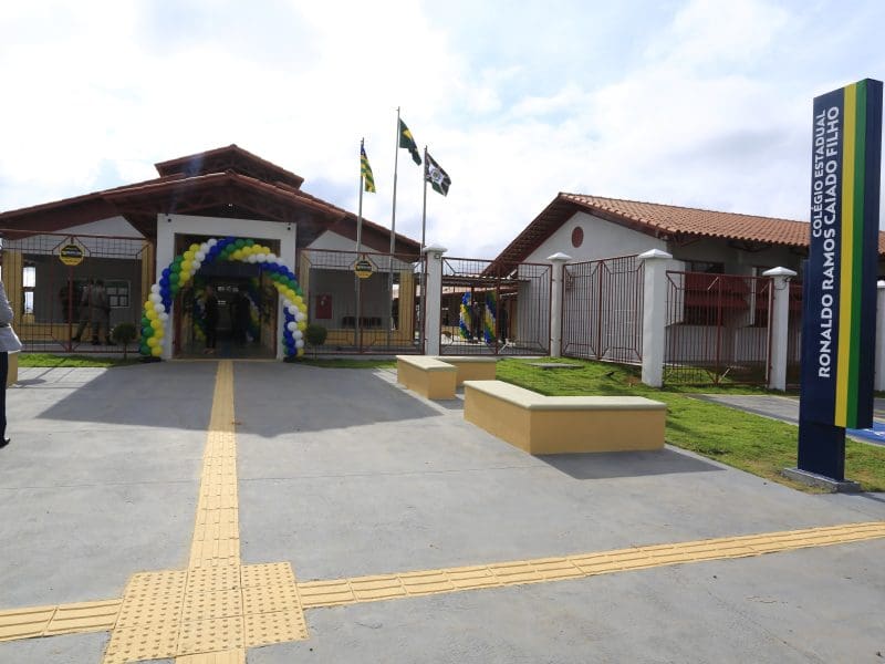 Clima de emoção e saudade marcam entrega de colégio estadual no Jardim do Cerrado: unidade de ensino é homenagem a Ronaldo Ramos Caiado Filho