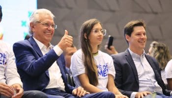 Ronaldo Caiado, Camilo Santana e demais autoridades no lançamento do programa Pé-de-Meia em Goiás: incentivo para conclusão do ensino médio