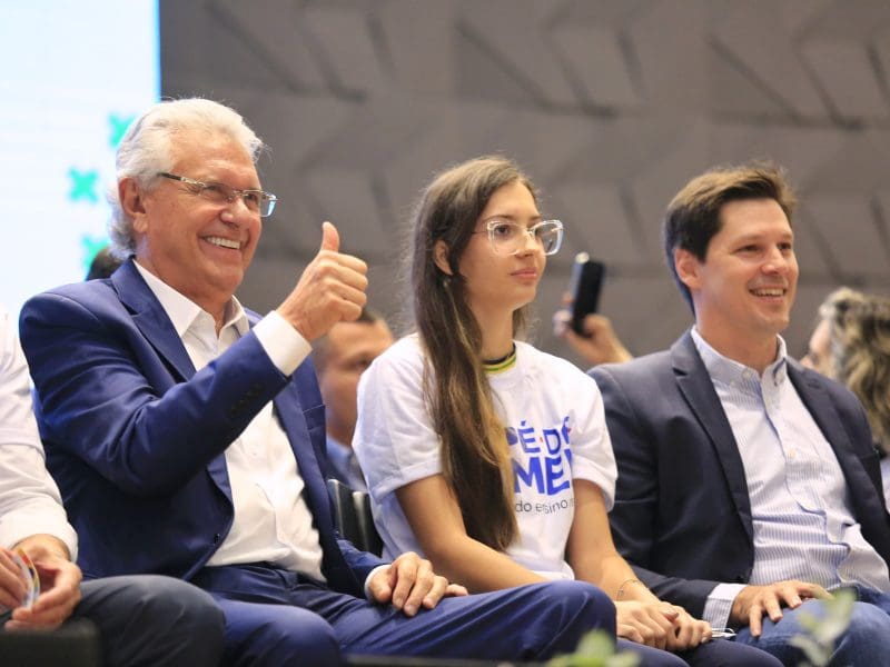 Ronaldo Caiado, Camilo Santana e demais autoridades no lançamento do programa Pé-de-Meia em Goiás: incentivo para conclusão do ensino médio