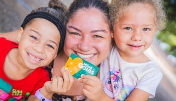 Mães de Goiás: confira como retirar cartão do programa