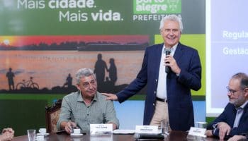 : Governador Ronaldo Caiado durante assinatura de protocolo de intenções com a prefeitura de Porto Alegre: objetivo é diminuir filas de internação e de cirurgias no estado