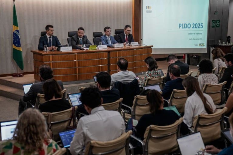 Representantes do Orçamento Federal do Ministério do Planejamento e Orçamento (MPO), Tesouro Nacional e Receita Federal (Ministério da Fazenda) durante entrevista coletiva para apresentar o Projeto de Lei de Diretrizes Orçamentárias (LDO), nesta segunda-feira (15) - Foto: Rafa Neddermeyer/ Agência Brasil