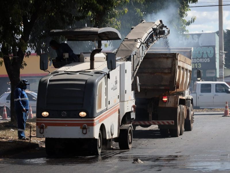 A Prefeitura de Aparecida de Goiânia, por meio da Secretaria de Infraestrutura iniciou nesta sexta-feira, 07, a revitalização asfáltica da Avenida Lago dos Patos, no Jardim Tropical. A ação que começou na Vila Brasília deve se estender às principais avenidas do bairro e da região como a Avenida Tropical e Avenida Igualdade, no Setor Garavelo. O recapeamento começou com uma fresagem nos dois sentidos da Avenida, que consiste na remoção superficial da capa asfáltica. Em seguida as equipes aplicam o piche, para então iniciar com a nova pavimentação. O trabalho garante maior durabilidade da via e melhora a rolagem para veículos. O Prefeito de Aparecida, Vilmar Mariano, vistoriou as obras e ressaltou os trabalhos na frente de pavimentação que atende a cidade. “Acabamos a Vila Brasília, a Avenida Rio Verde e já viemos para o Jardim Tropical. Trazer obras para a cidade nos enche de alegria e vamos estender esse recapeamento para toda a cidade”, ressaltou. Prefeito Vilmar e vereadores acompanham início das obras de revitalização na Avenida Lago dos Patos. (Foto: Claudivino Antunes) A revitalização faz parte do pacote de investimentos de R$ 505 milhões do Programa Aparecida 100 anos, lançado em março. Além do recapeamento de dezenas de bairros, o programa inclui a pavimentação de 17 setores, construção de bueiros e eixos estruturantes. A frente de trabalho deve recuperar aproximadamente 300 quilômetros com um investimento de R$ 178 milhões do município. Todas as vias recebem a fresagem e a pavimentação em tecnologia CBUQ de alta tecnologia que vai aumentar a durabilidade das vias. Esta ação resolve o problema dos buracos e das ondulações onde o tapa-buracos tradicional não consegue atenuar as imperfeições do asfalto. Coordenado pela Secretaria de Infraestrutura (Seinfra), o projeto já executou o recapeamento de vias como Avenida Rio Verde, Tapajós, Rudá, V5, além de ruas do Jardim Helvécia e da região do Jardim Nova Era, Cidade Vera Cruz, o trecho de Aparecida da Avenida 4a Radial, toda a extensão da Avenida Rio Verde, Avenida dos Colonizadores, dentre outras. O vereador Fábio Ideal também esteve presente na Avenida dos Patos e destacou que esse é o atendimento de uma demanda da população. “Recebemos o pedido da comunidade e hoje essa recapagem se torna realidade. Meu agradecimento em nome da população pelo serviço de qualidade para a nossa cidade”, afirmou. Já o vereador Lélis Pereira pontuou o avanço das obras por outros bairros. “Em breve esse recapeamento chega ao Garavelo e outras avenidas também serão revitalizadas, deixando a cidade mais bonita e o trânsito mais seguro”, frisou. Após a revitalização do asfalto toda a avenida ganhará uma nova sinalização viária, realizada pela Secretaria de Mobilidade e Trânsito de Aparecida (SMTA). Com novas faixas de pedestre, faixas centrais e sinalização vertical o trânsito fica mais seguro para os pedestres e os motoristas que circulam pela região. O comerciante Rogério Rodrigues parabenizou a Prefeitura pela revitalização da via onde tem uma oficina de carros. “A Prefeitura faz a sua parte e a gente ganha uma avenida praticamente nova. Para quem tem comércio também ajuda muito pois a revitalização traz um ar de limpeza e organização”, acrescentou. Além dos trabalhos de recapeamento, a Prefeitura tem servidores da limpeza urbana atuando em ruas e avenidas da região. As ações buscam dar melhor qualidade de vida para a população que vive na cidade, com ruas limpas e bem pavimentadas.