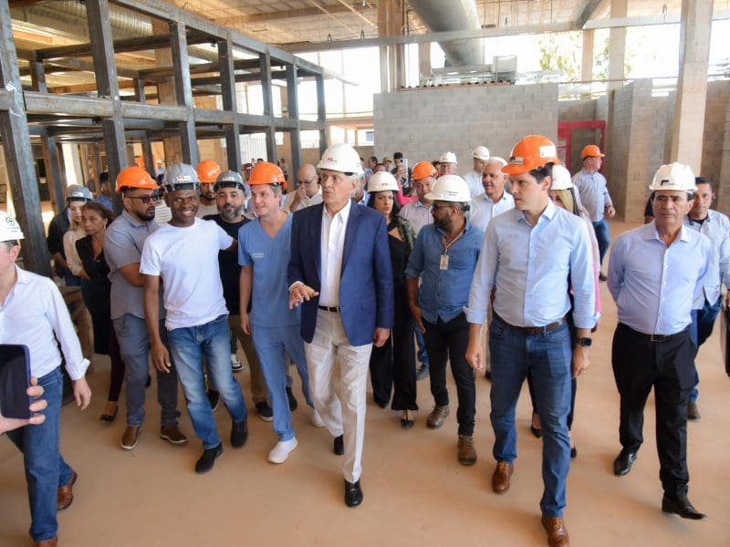 Caiado vistoria obras do Mercadão de Águas Lindas de Goiás