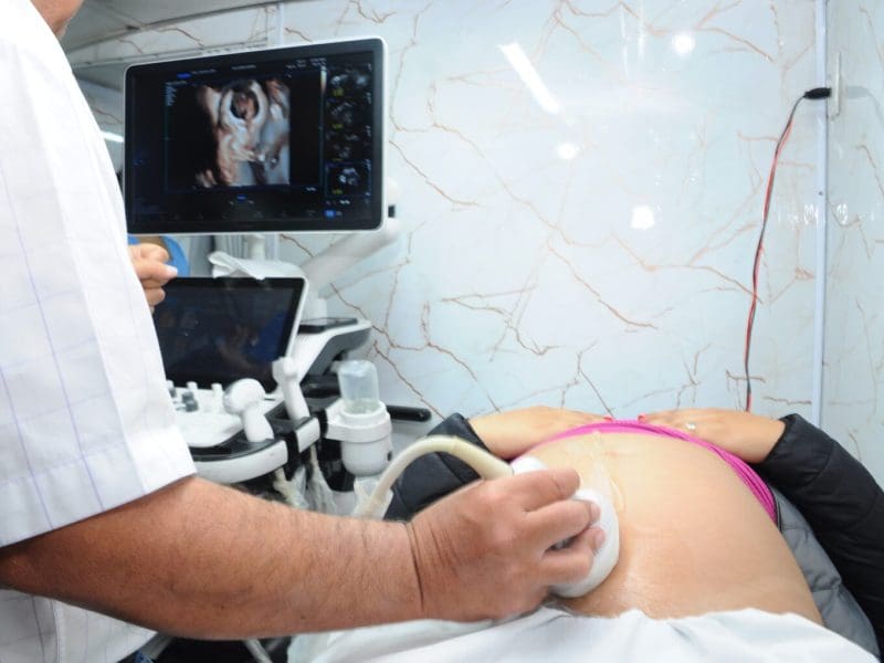 Iniciativa inédita na cidade é uma parceria entre a Secretaria de Saúde e a Clínica Móvel Dr. George Morais para ofertar gratuitamente às gestantes ultrassons obstétricos em alta definição