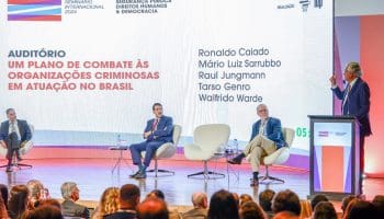 A instalação de câmeras em fardas policiais, sugerida via portaria pelo governo federal, foi criticada pelo governador Ronaldo Caiado, durante Seminário Internacional sobre Segurança Pública, Direitos Humanos e Democracia, em Brasília.