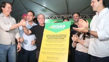 Representando Ronaldo Caiado, vice-governador Daniel Vilela repassa moradias a famílias em situação de vulnerabilidade social; no município também foi entregue Estação de Tratamento de Água