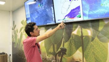 As ações do Centro de Excelência em Agricultura Exponencial (Ceagre), em Rio Verde, ultrapassaram as fronteiras de Goiás e chegaram ao Rio Grande do Sul. Equipado com tecnologia de ponta para a captação de informações agrometeorológicas em tempo real, o órgão desempenha papel importante na resposta aos desastres naturais recentes no estado gaúcho.