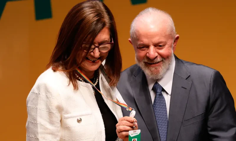 O presidente Luiz Inácio Lula da Silva fez uma defesa enfática da Petrobras como patrimônio do povo brasileiro e destacou o papel da empresa na liderança da transição energética, durante discurso em evento de posse da nova presidente da companhia, Magda Chambriard. Foto: Fernando Frazão Agencia Brasil