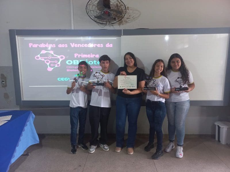 Em preparação para se tornarem “futuros cientistas”, 15 estudantes da rede pública estadual de Goiás foram destaque na primeira etapa da Olimpíada Brasileira de Biotecnologia 2024 (OBBiotec). A competição reúne jovens de todo o país e classifica aqueles que obtém as melhores pontuações nas duas fases da prova on-line.