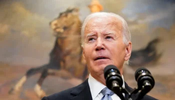 O presidente dos Estados Unidos, Joe Biden, anunciou neste domingo (21) que irá desistir de concorrer à reeleição na disputa contra Donald Trump. Em uma postagem na rede social X, Biden disse que permanecerá em seu papel como presidente e comandante-chefe até o final de seu mandato em janeiro de 2025.