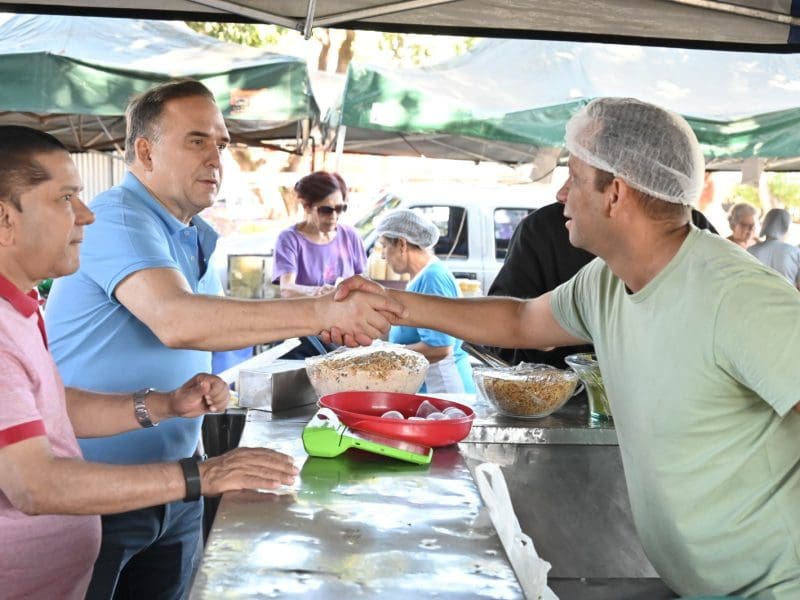 Sandro Mabel se compromete a melhorar condições de trabalho de feirantes de Goiânia