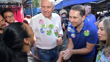 Em visita a feira do Garavelo, Leandro e Caiado garantem parcerias para oferecer mais dignidade aos feirantes