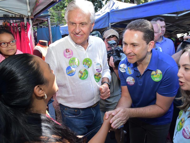 Em visita a feira do Garavelo, Leandro e Caiado garantem parcerias para oferecer mais dignidade aos feirantes