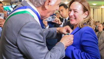 Adriana Accorsi recebe medalha da Ordem do Mérito da Defesa