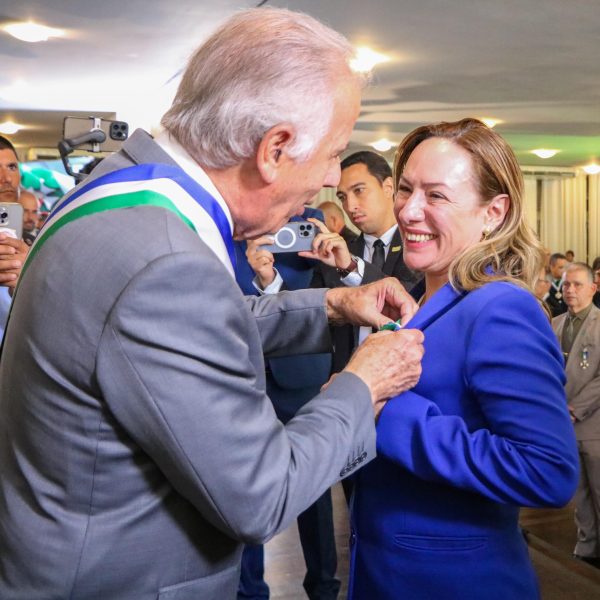 Adriana Accorsi recebe medalha da Ordem do Mérito da Defesa