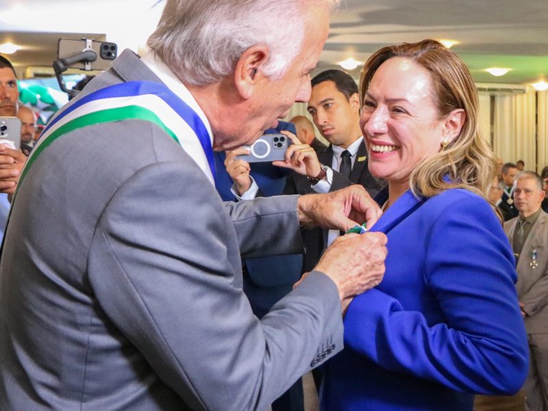 Adriana Accorsi recebe medalha da Ordem do Mérito da Defesa