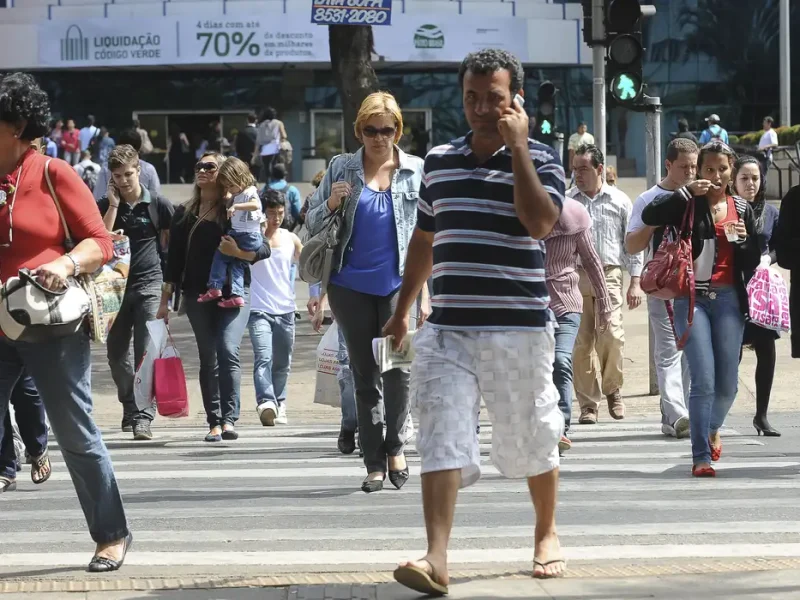 Taxa de desemprego recua em 15 estados no segundo trimestre, diz IBGE