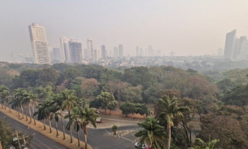 A densa camada de fumaça advinda de queimadas encobriu a cidade de Goiânia e assustou os goianienses, neste domingo (25). Foto: Eliane Barros