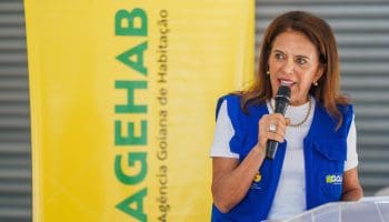 Gracinha Caiado entrega cartões do Aluguel Social, em Alexânia