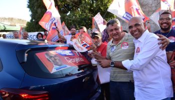 Rogério faz adesivaço e bandeiraço em GoiâniaCandidato tem participado de ao menos três atos de campanha todas as noites