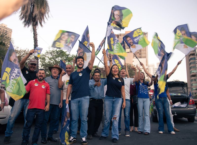 Em seu primeiro dia de campanha para prefeito, Matheus Ribeiro faz adesivaço na Tamandaré