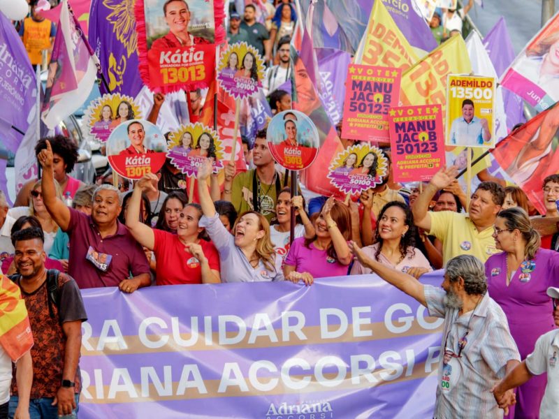 Adriana Accorsi se compromete com revitalização do Centro em grande caminhada lilás na Avenida Anhanguera