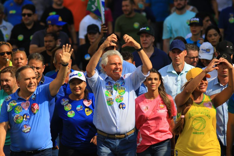 Mabel celebra crescimento nas pesquisas e faz caminhada histórica no último dia de campanha