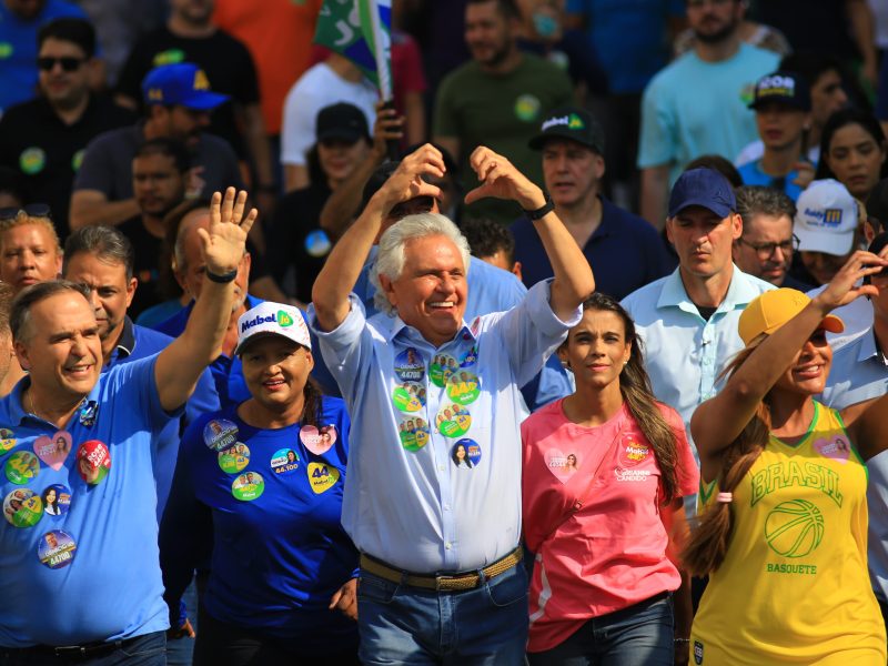 Mabel celebra crescimento nas pesquisas e faz caminhada histórica no último dia de campanha