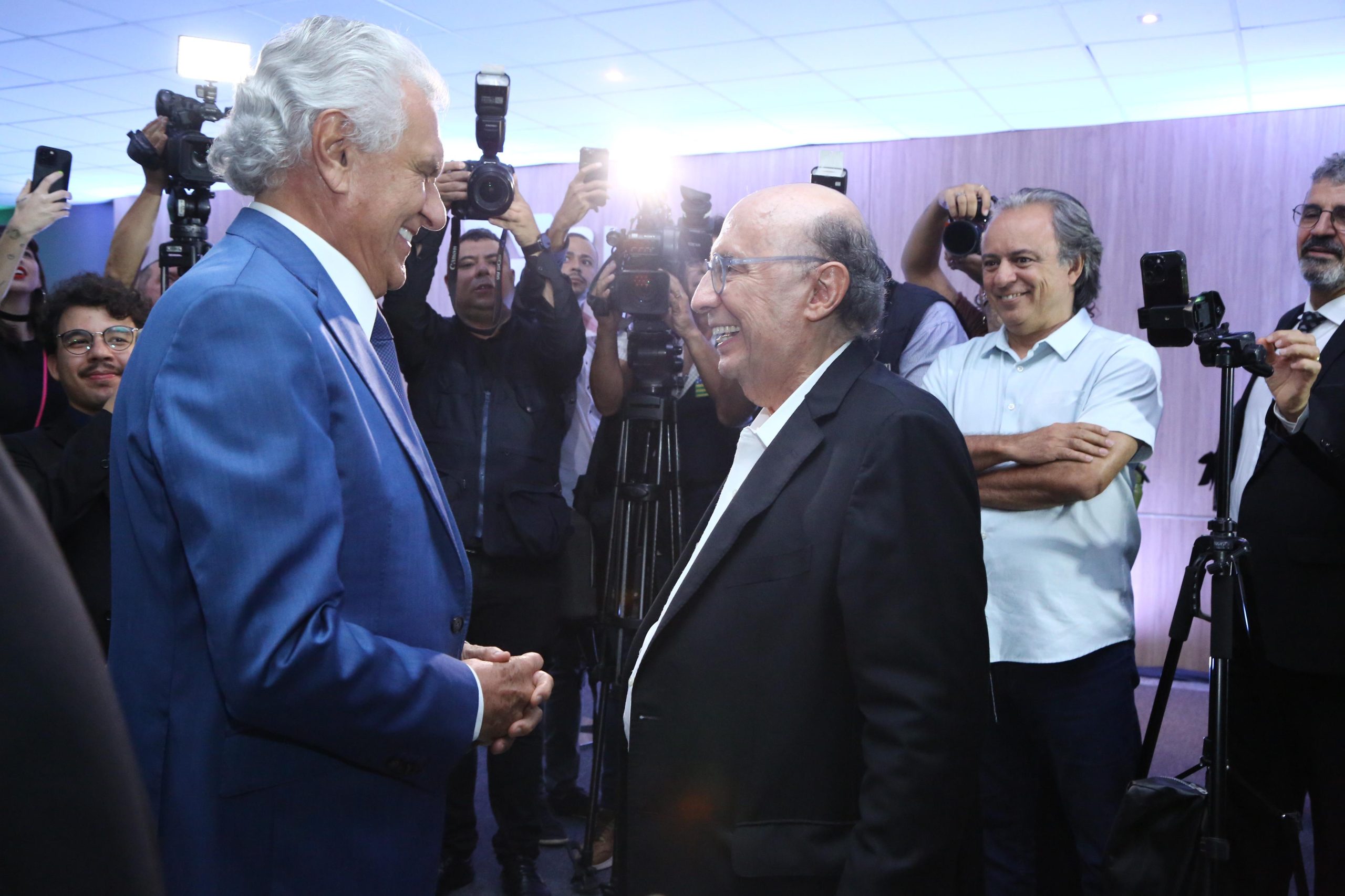 Governador Ronaldo Caiado prestigia lançamento do livro "Calma Sob Pressão", de Henrique Meirelles, em Goiânia