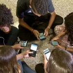 Pesquisa: 86% dos brasileiros apoiam restrição de celular nas escolas