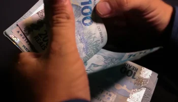 Salário minimo será de R$ 1.518. Presidente Lula sanciona regra que limita aumento