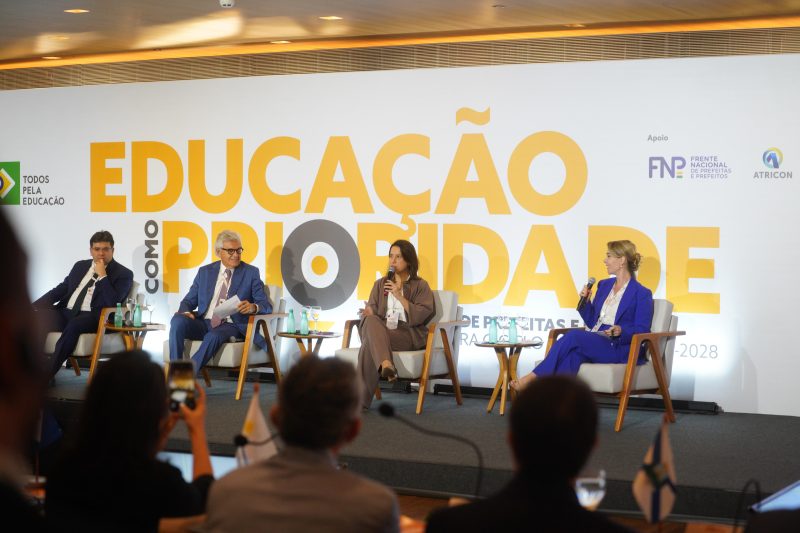 Caiado apresenta sucesso da educação goiana em evento nacional