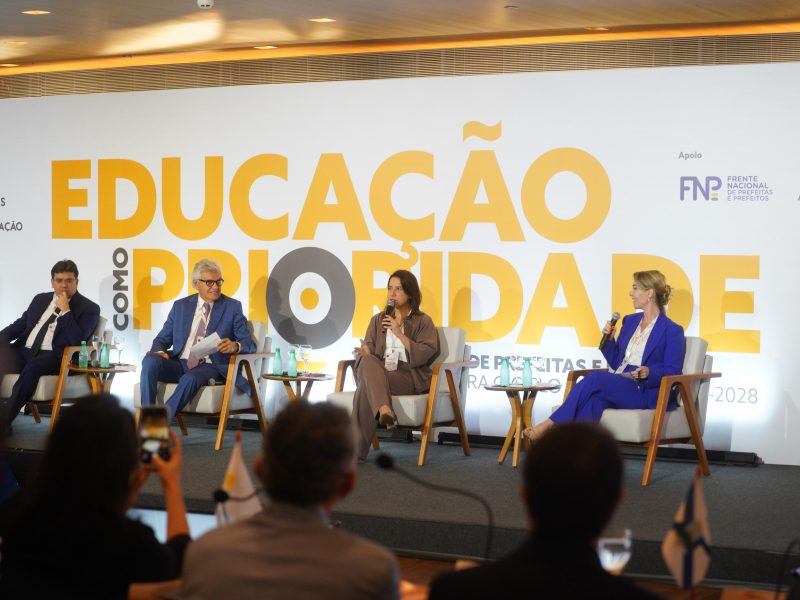 Caiado apresenta sucesso da educação goiana em evento nacional